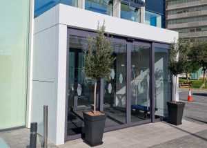 instalacion-de-portico-de-entrada-y-puertas-automaticas-en-hotel-hampton-by-hilton-hospitalet-de-llobregat-montalglass