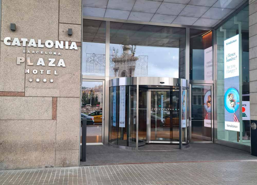 entrada-hotel-plaza-de-barcelona
