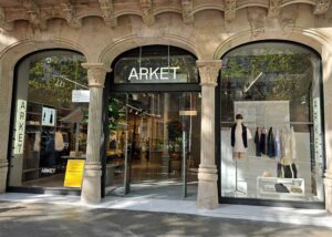 arket-instalacion-perfileria-vidrio-escaparate-montalglass-barcelona