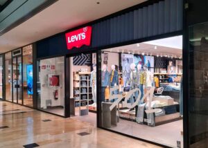 tienda-levis-instalacion-perfileria-negra-escaparate-montalglass-barcelona