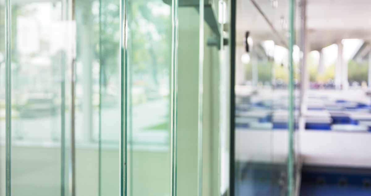 cortinas-de-cristal-inconvenientes-lo-que-debes-saber-antes-de-instalar