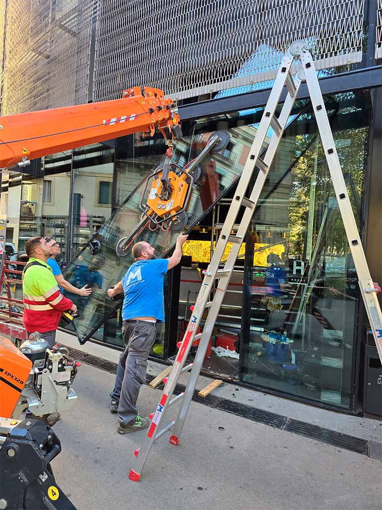equipo-montalglass-en-accion-instalacion-de-vidrio equipo-montalglass-en-accion-instalacion-de-vidrio