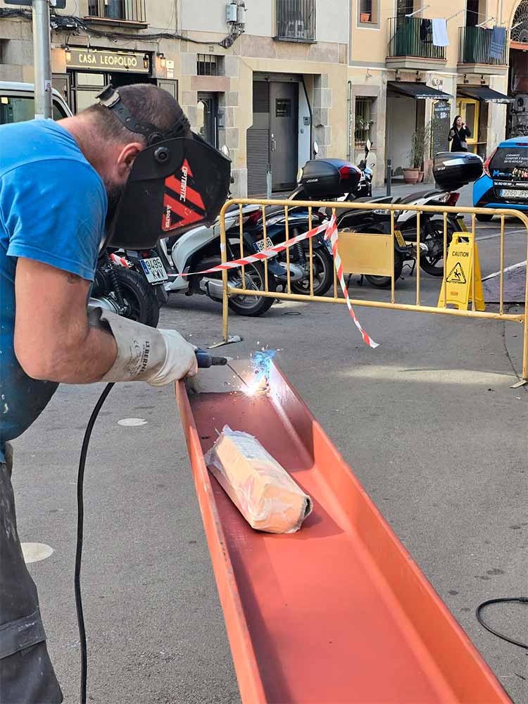 equipo-montalglass-en-accion-trabajos-de-soldadura equipo-montalglass-en-accion-trabajos-de-soldadura