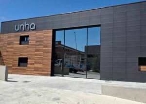 instalacion-de-muro-cortina-lacado-negro-unha