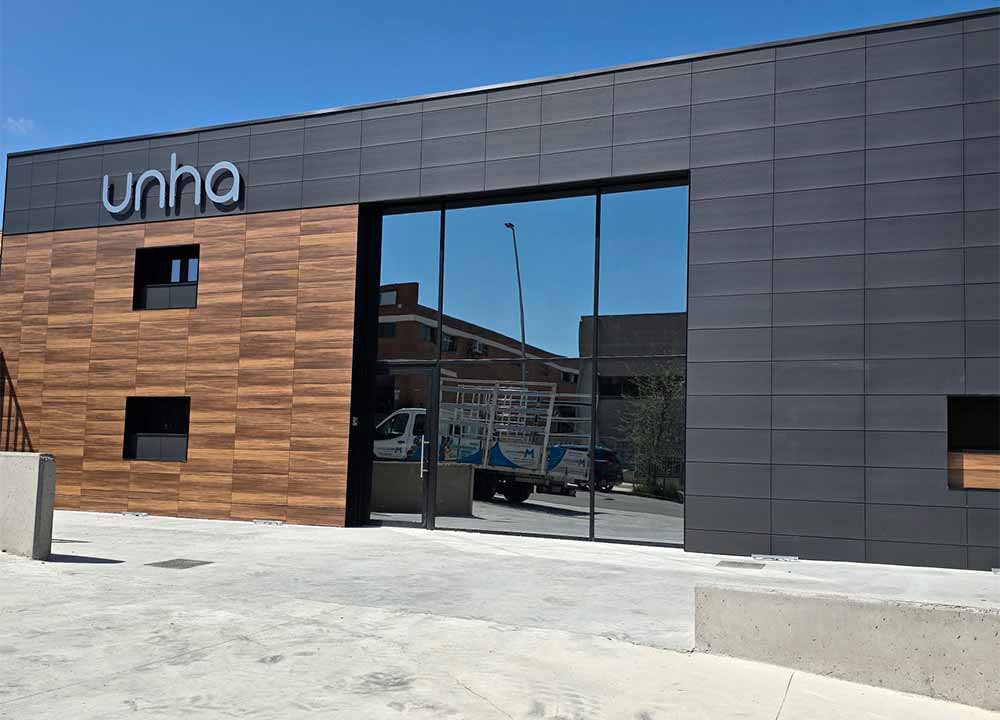 instalacion-de-muro-cortina-lacado-negro-unha