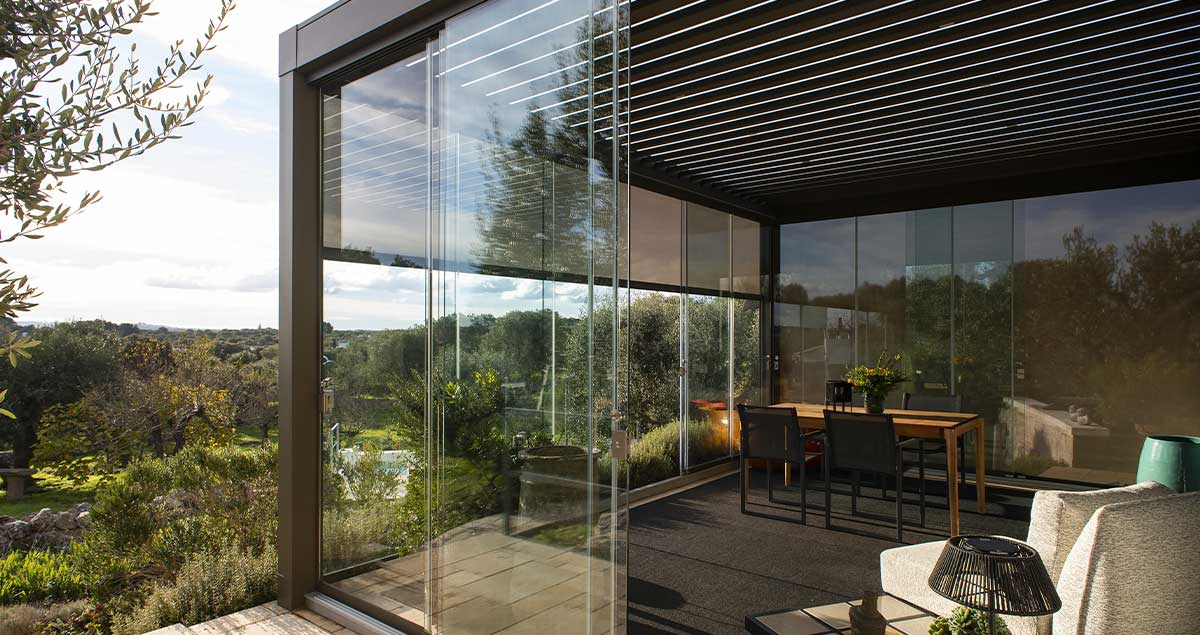 cerramiento-con-cortinas-de-cristal-transforma-tu-espacio-con-luz-y-estilo