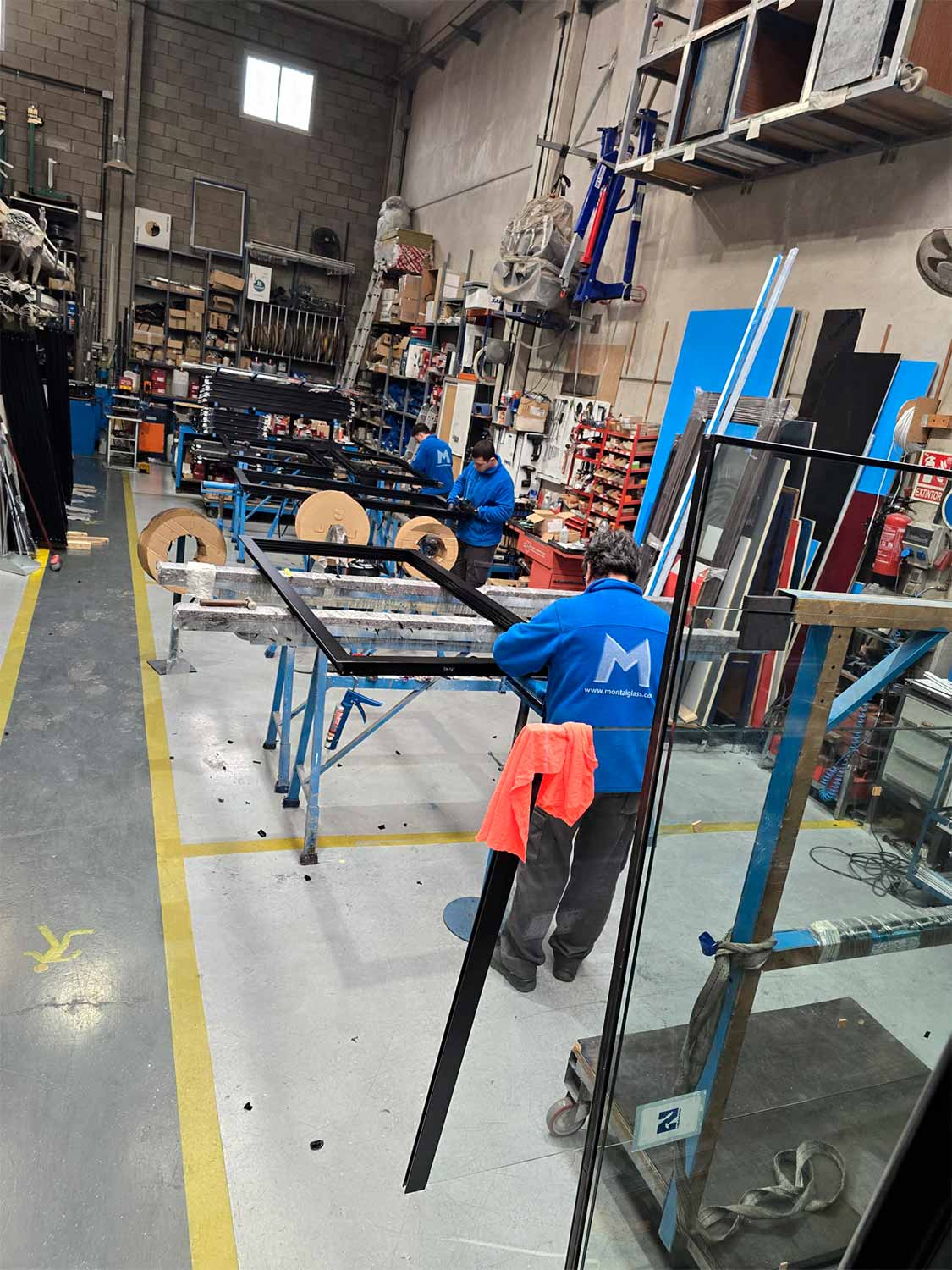 fabricacion-de-ventanas-equipo-en-accion-montalglass-en-almacen-2 fabricacion-de-ventanas-equipo-en-accion-montalglass-en-almacen-2