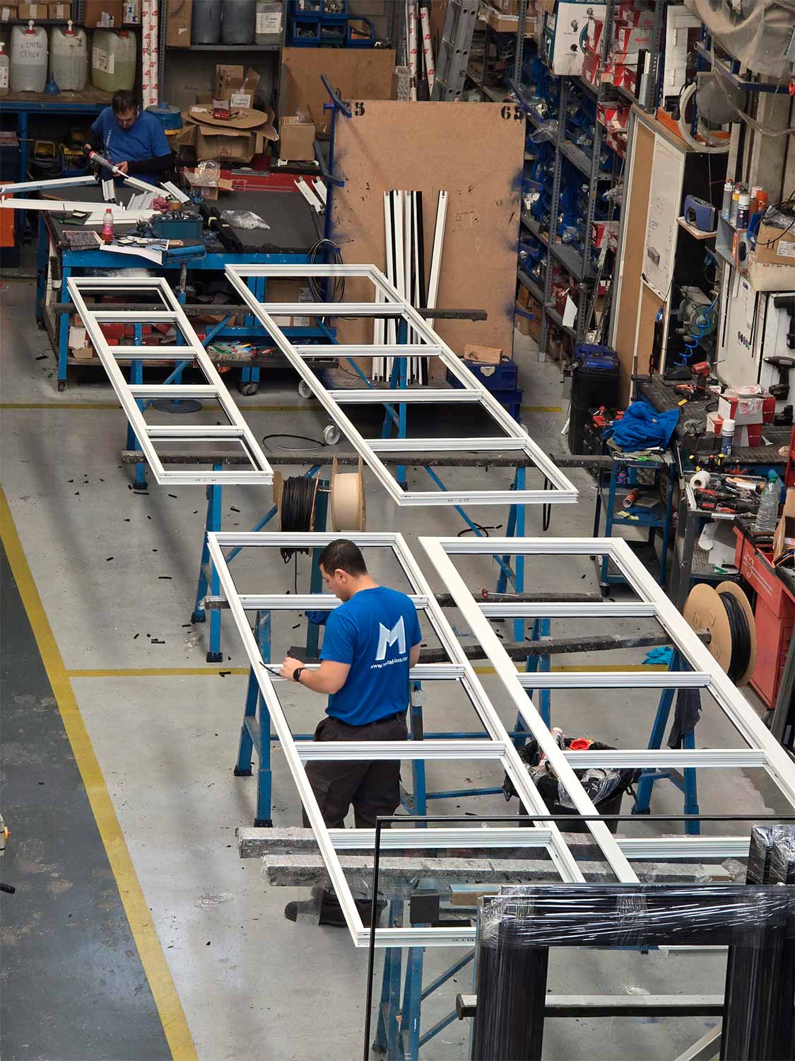 fabricacion-de-ventanas-equipo-en-accion-montalglass-en-almacen fabricacion-de-ventanas-equipo-en-accion-montalglass-en-almacen